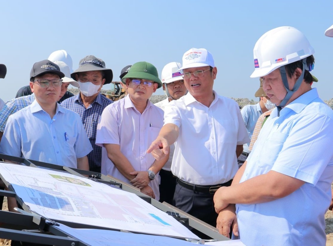 Phó Chủ tịch UBND tỉnh Nguyễn Công Hoàng (thứ hai từ phải sang) kiểm tra và chỉ đạo tại hiện trường dự án. Ảnh: V.H.