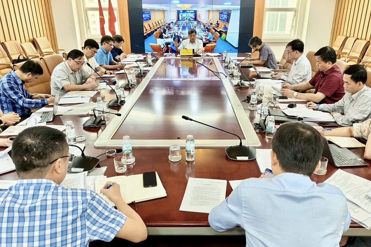 Thứ trưởng Trần Thanh Nam chủ trì cuộc họp ban soạn thảo, tổ biên tập dự thảo nghị định về khuyến nông. Ảnh: Bảo Thắng.
