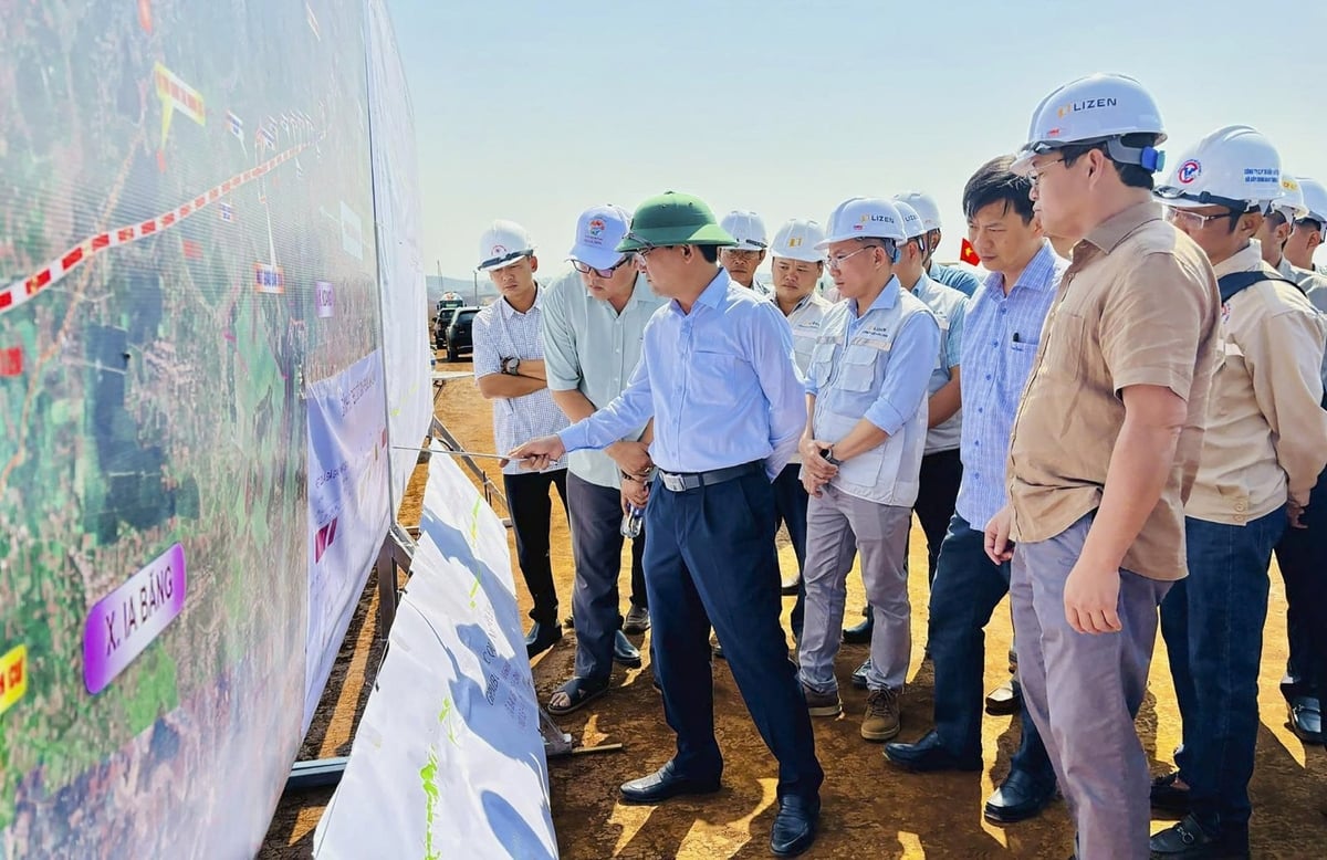 Lãnh đạo tỉnh Gia Lai kiểm tra thực tế tiến độ dự án thành phần 3 thuộc dự án đường bộ cao tốc Quy Nhơn - Pleiku. Ảnh: Tuấn Anh.