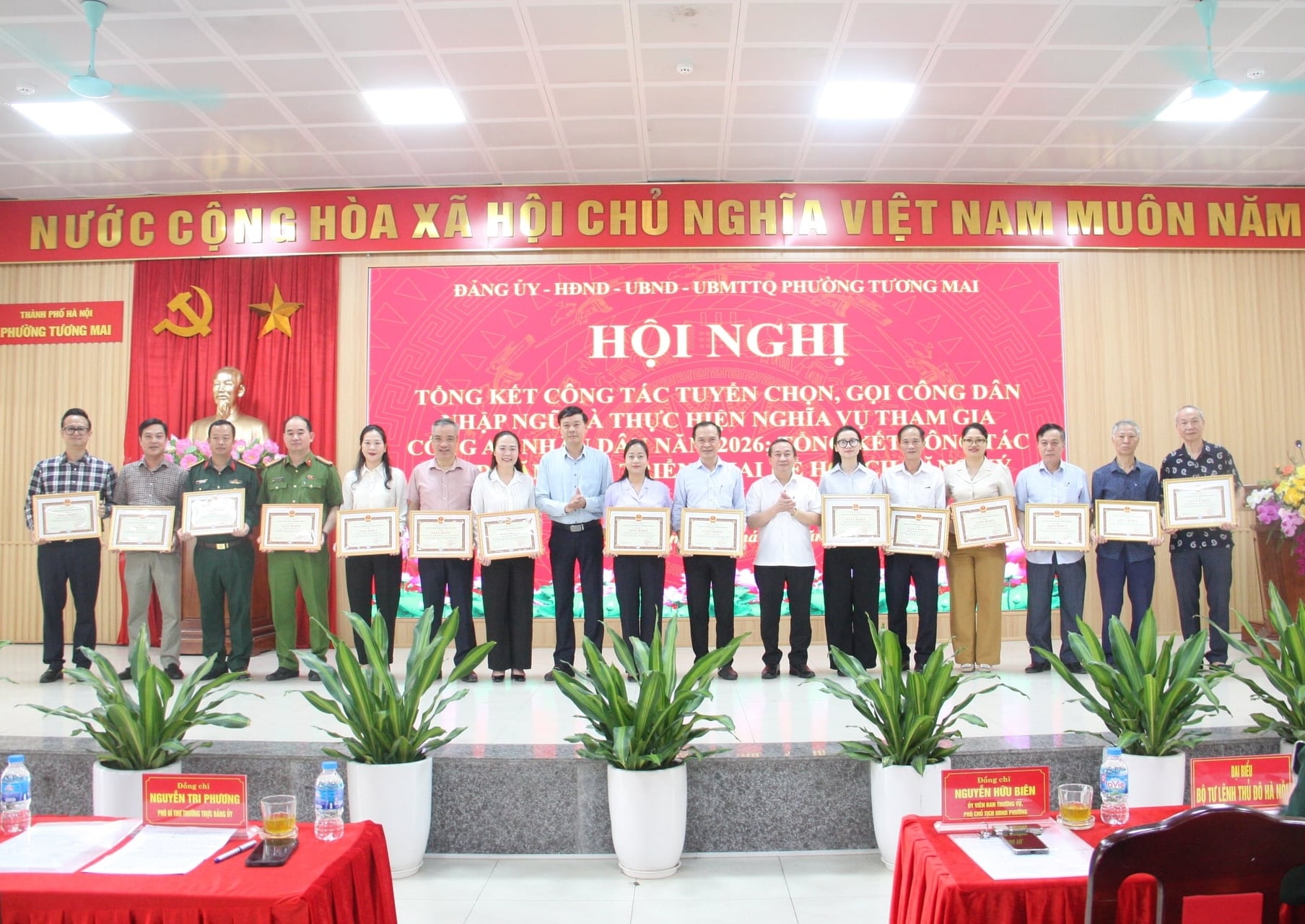 Lãnh đạo phường Tương Mai trao thưởng cho các tập thể có thành tích xuất sắc trong công tác tuyển chọn gọi công dân nhập ngũ và thực hiện nghĩa vụ năm 2026. Ảnh: Mai Đan.