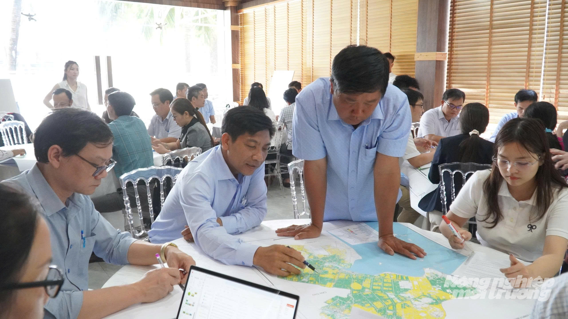 Delegates review the map showing the distribution of major rice-producing areas generating large amounts of straw in An Giang. Photo: Trung Chanh.