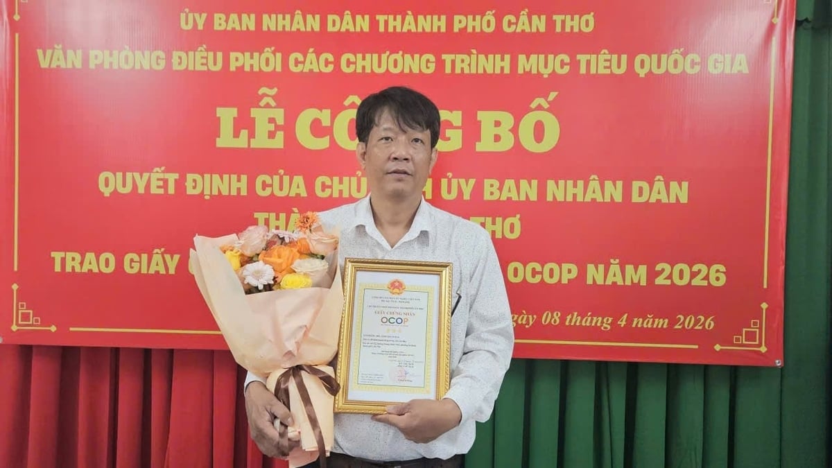 Anh Hoàng Quốc Bảo, hộ kinh doanh Đông trùng yến Gia Bảo (phường An Bình), nhận chứng nhận OCOP 3 sao với sản phẩm trà linh chi An Bảo. Ảnh: Văn Vũ.
