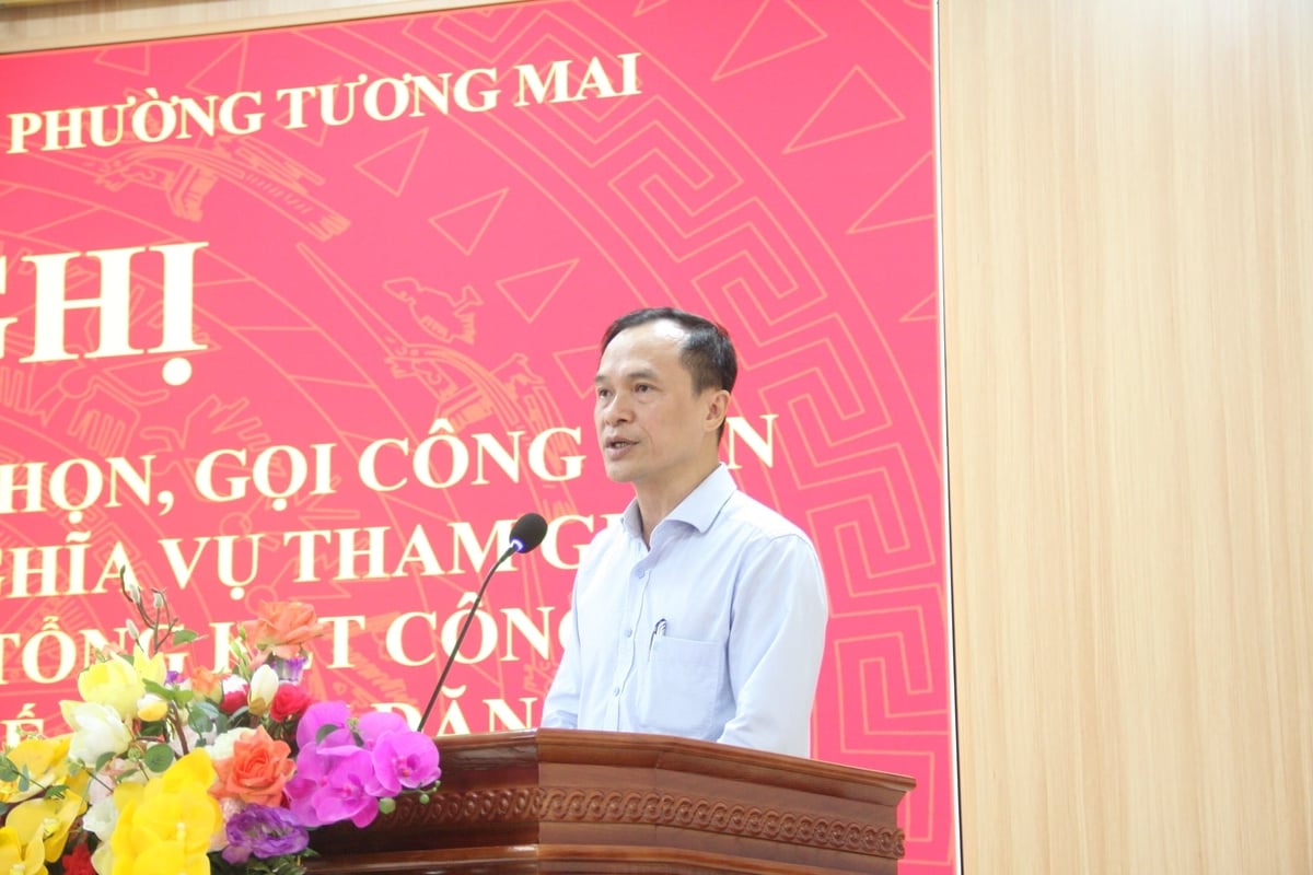 Ông Lê Minh Tuấn, Giám đốc Trạm Y tế phường Tương Mai tham luận tại hội nghị. Ảnh: Mai Đan.