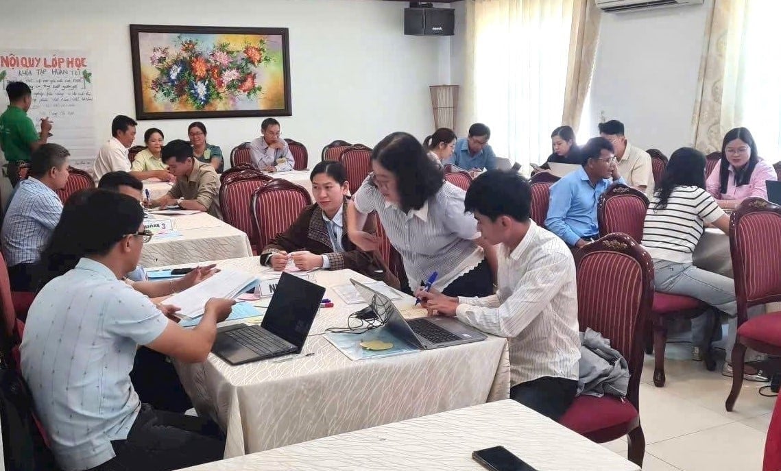 Trainees of the course practiced collecting coordinates, mapping polygons, and gathering farmer information. Photo: V.D.T.