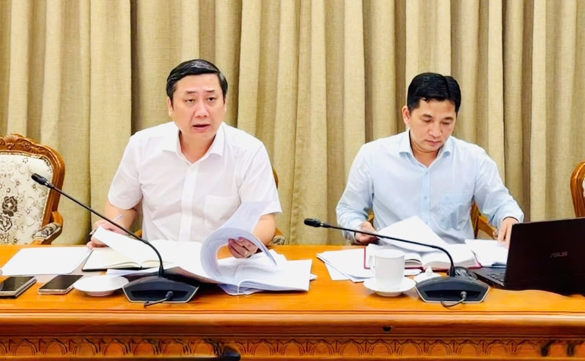 Ông Nguyễn Công Danh (trái) chỉ đạo, các sở, ngành cần nâng cao hiệu quả sử dụng nguồn lực, bảo đảm mỗi dự án khi triển khai đều gắn với mục tiêu cụ thể về giảm ngập. Ảnh: Châu Vũ.