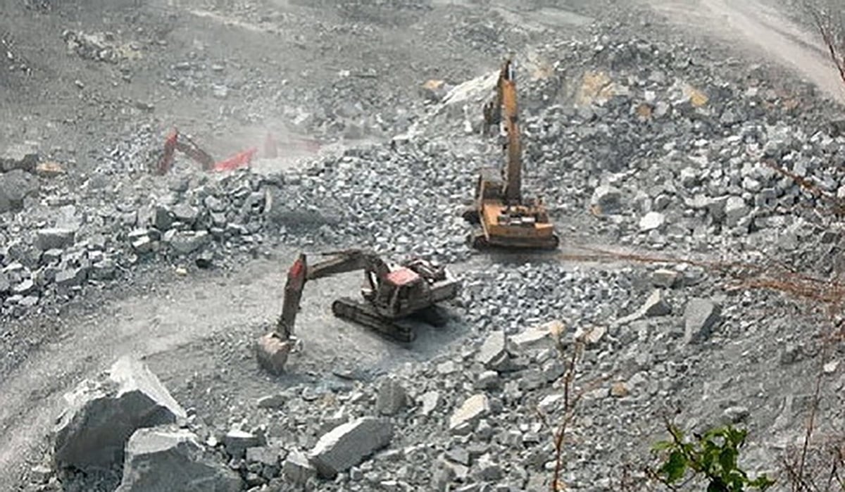 Một mỏ khai thác khoáng sản - đá xây dựng trên địa bàn Bình Dương cũ (nay là TP.HCM). Ảnh: Tường Tú.