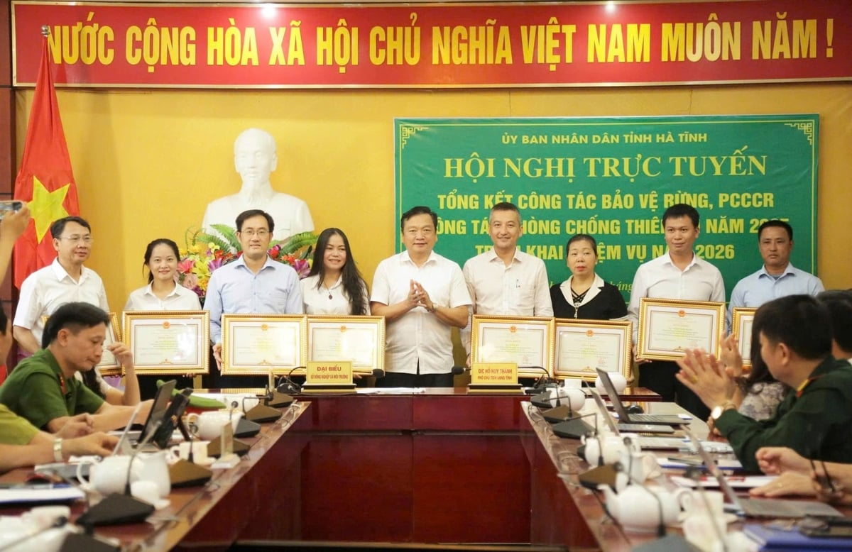 Ghi nhận thành tích của các tập thể, cá nhân trong công tác BVR-PCCCR và phòng chống thiên tai năm 2025, Chủ tịch UBND tỉnh Hà Tĩnh đã tặng Bằng khen cho 9 tập thể và 19 cá nhân. Ảnh: T.Nga.