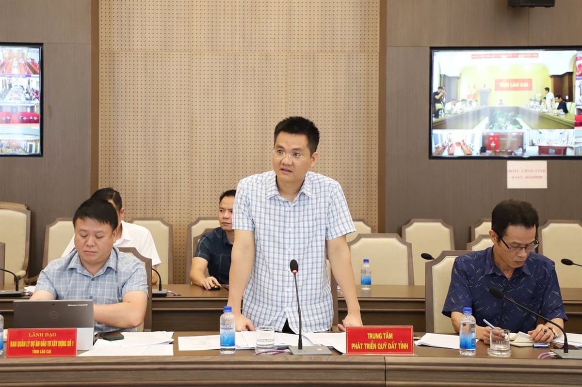 Lãnh đạo Trung tâm Phát triển Quỹ đất tỉnh Lào Cai báo cáo tại cuộc họp. Ảnh: laocai.gov.vn