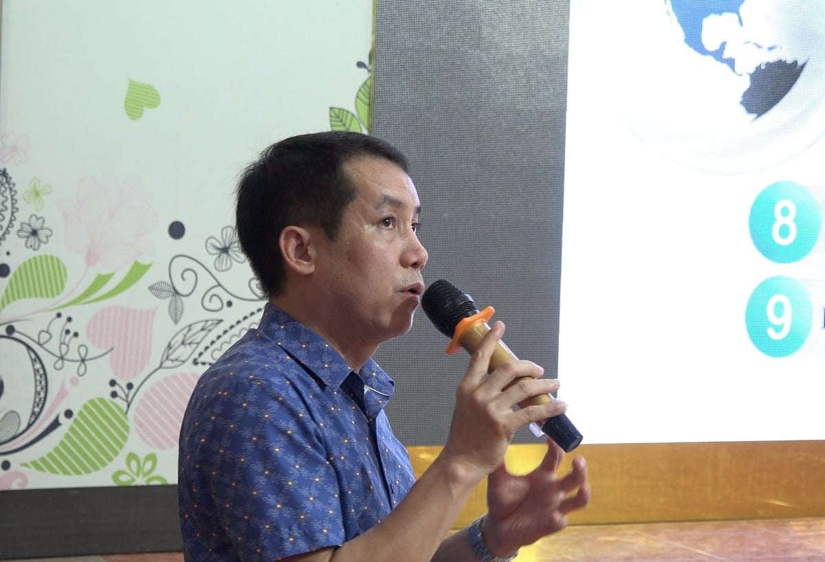 Ông Phạm Việt Huy, báo cáo viên của Cục Địa chất và Khoáng sản Việt Nam trình bày các nội dung cốt lõi của Luật địa chất và Khoáng sản. Ảnh: Sở NN-MT Đắk Lắk.