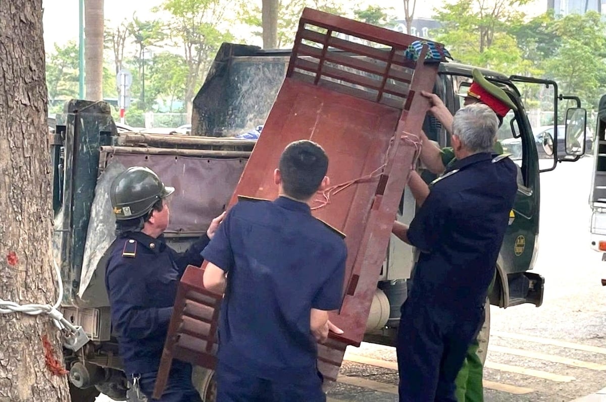 Trường hợp cố tình vi phạm sẽ bị lực lượng chức năng cưỡng chế thu giữ đưa về trụ sở Công an phường. Ảnh: Tiến Trung.