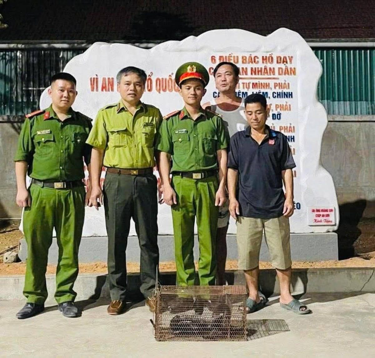 Người dân bàn giao cá thể rắn hổ mang chúa ngay sau khi bắt được. Ảnh: H. Duy.