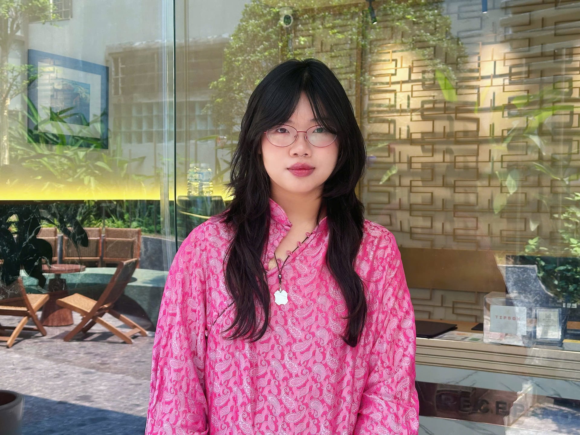 Minh Châu, người sáng lập cửa hàng thủ công mỹ nghệ Mun Artisan, chia sẻ tinh thần: Đưa sản phẩm nghề Chuôn Ngọ trở lại theo cách đa dụng hơn, đương đại hơn. Ảnh: Phương Linh.