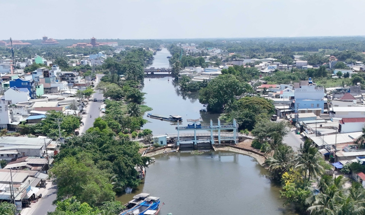An Ha sluice gate plays a pivotal role in regulating water resources, helping to prevent saline intrusion and retain freshwater for agricultural production areas in western Ho Chi Minh City. Photo: Le Binh.