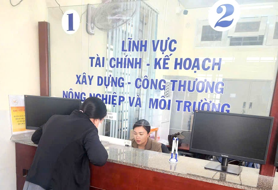 Người dân giao dịch về đất đai tại xã Nam Ninh Hòa. Ảnh: KS.