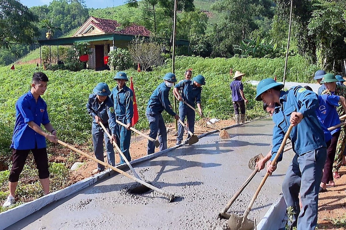 Các lực lượng trên địa bàn tỉnh Thanh Hóa xây dựng đường giao thông nông thôn. Ảnh: Khánh Trình.