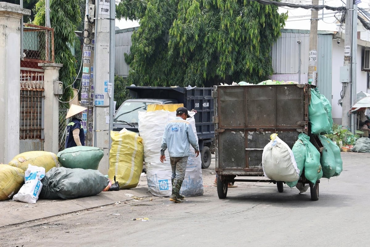 Rác thải sinh hoạt được tập kết ven đường chờ thu gom tại một khu dân cư ở TP.HCM. Ảnh: Hà Linh.