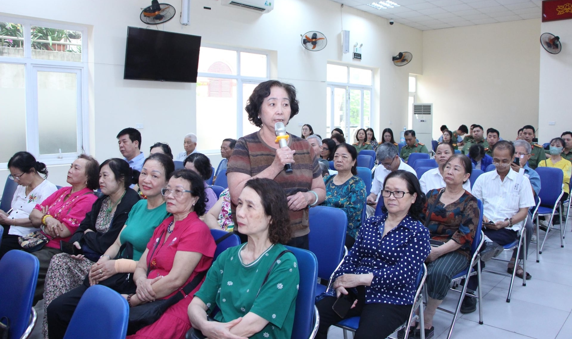 Bà Chử Thị Ngọc Hiền - Bí thư Chi bộ, Tổ trưởng Tổ dân phố số 34 trao đổi về công tác vệ sinh môi trường trên địa bàn. Ảnh: TT.