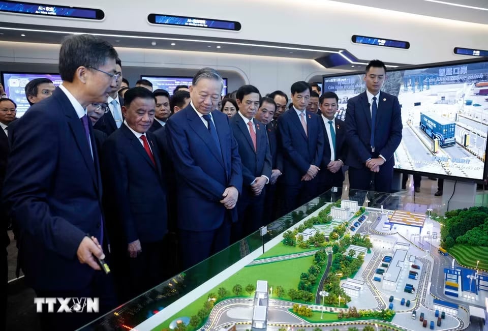 Tổng Bí thư, Chủ tịch nước Tô Lâm và các đại biểu thăm Trung tâm Hợp tác đổi mới trí tuệ nhân tạo Trung Quốc - ASEAN. Ảnh: TTXVN.