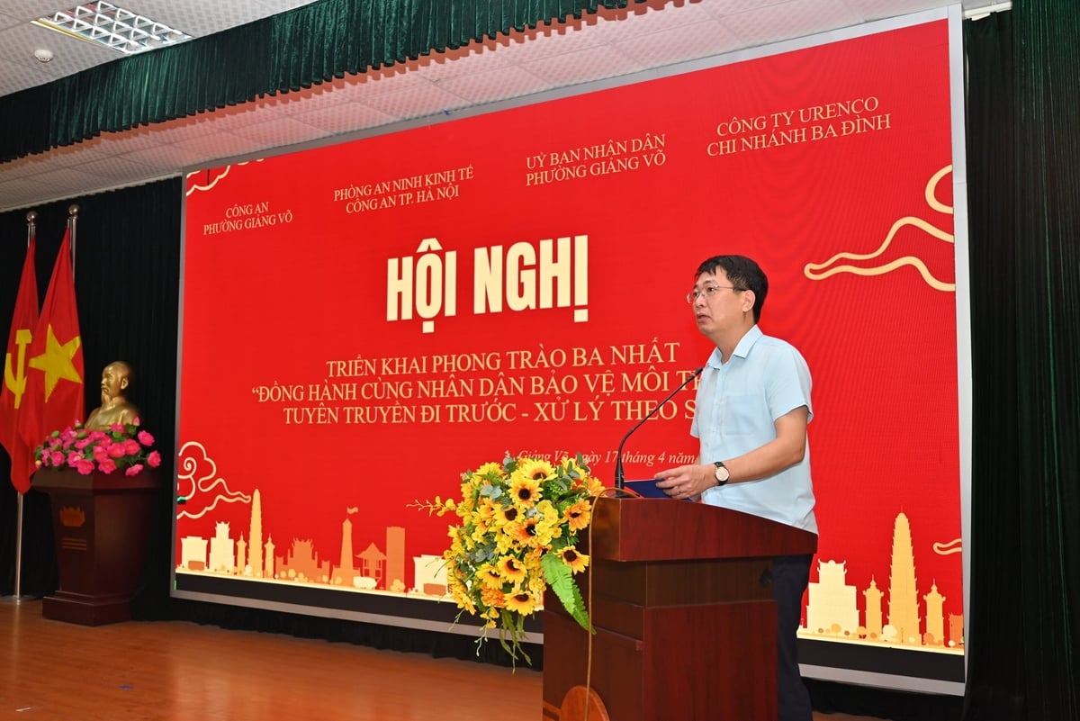 Phó Chủ tịch UBND phường Giảng Võ Nguyễn Anh Dũng phát biểu tại hội nghị. Ảnh: Thùy Dung.