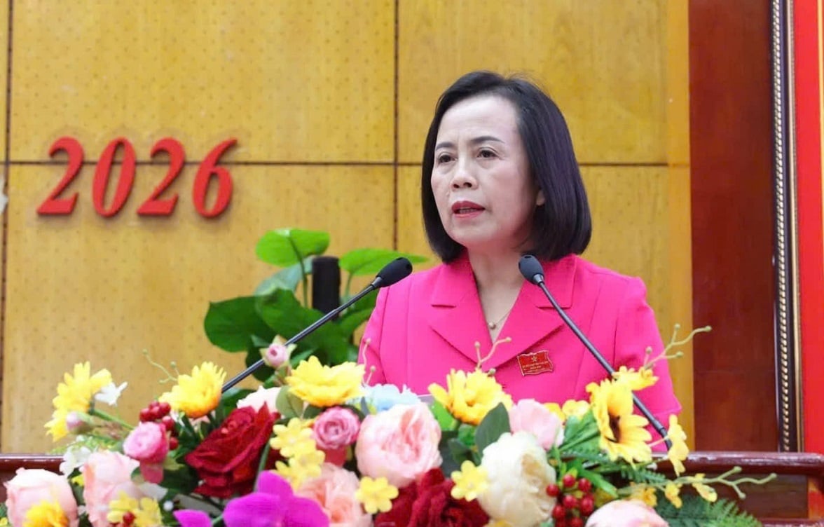 Chủ tịch HĐND tỉnh Đoàn Thị Hậu đề nghị UBND tỉnh, các sở, ngành, địa phương khẩn trương triển khai thực hiện các nghị quyết đã được thông qua. Ảnh: Hoàng Như.