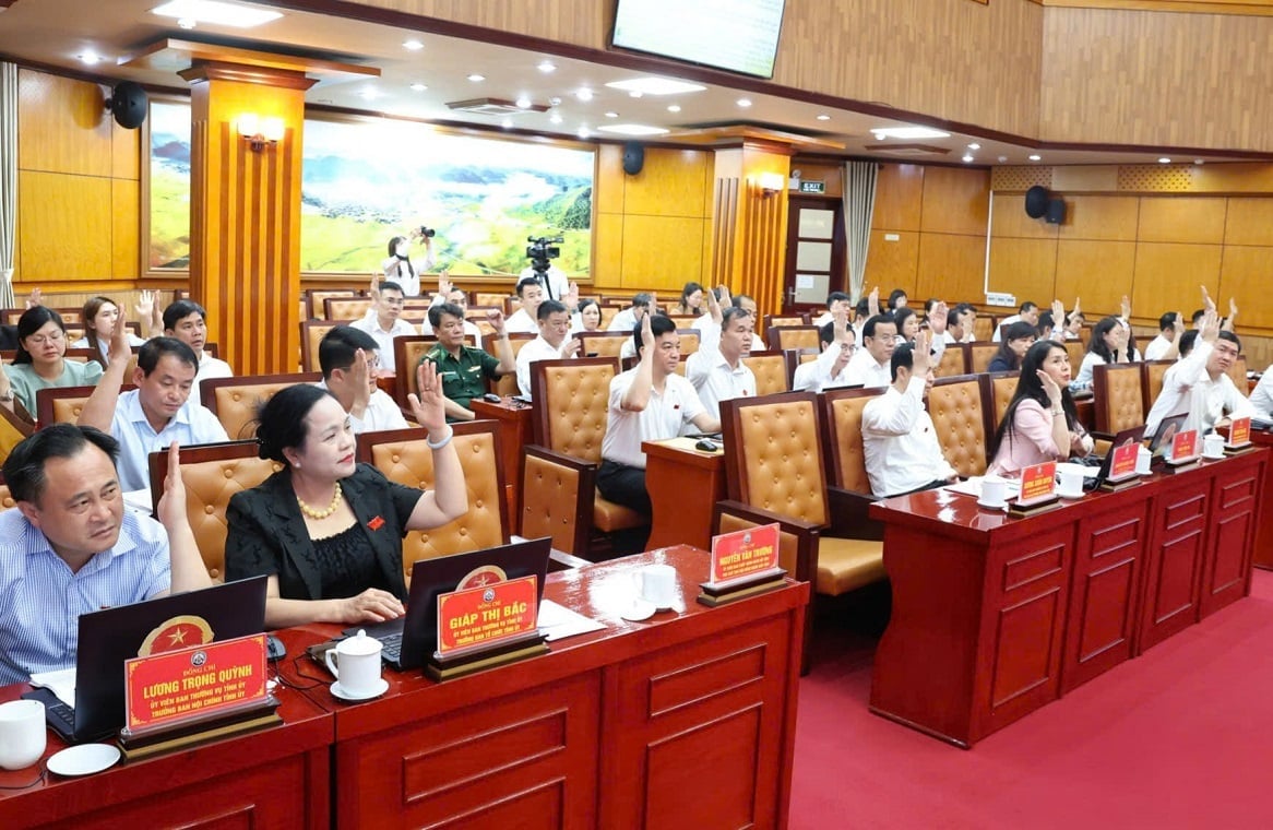 Kỳ họp đã biểu quyết thông qua 12 nghị quyết quan trọng, trong đó nhiều nghị quyết thuộc lĩnh vực nông nghiệp và môi trường. Ảnh: Hoàng Như.