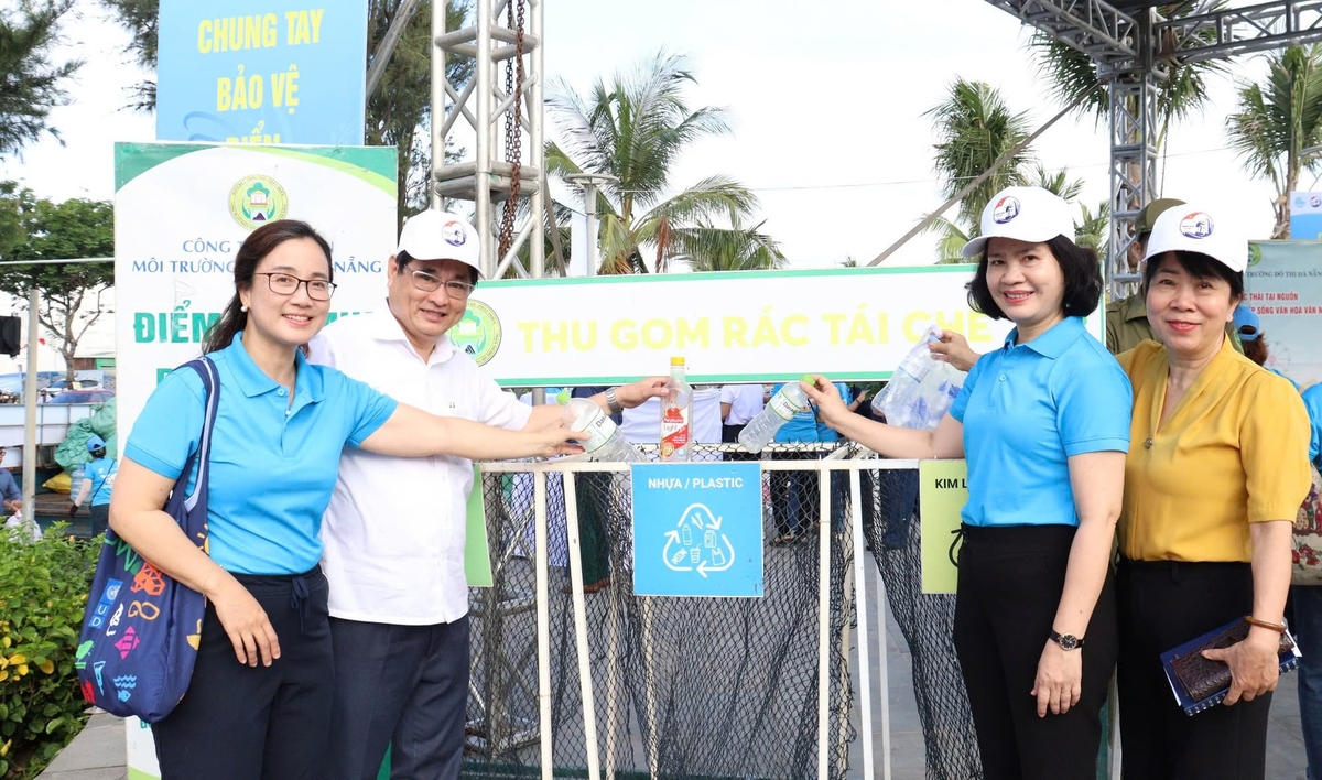 Phân loại rác tại nguồn, tái chế rác thải là yếu tố tiên quyết để xử lý bài toán rác thải bền vững hướng đến kinh tế xanh. Ảnh: L.A.