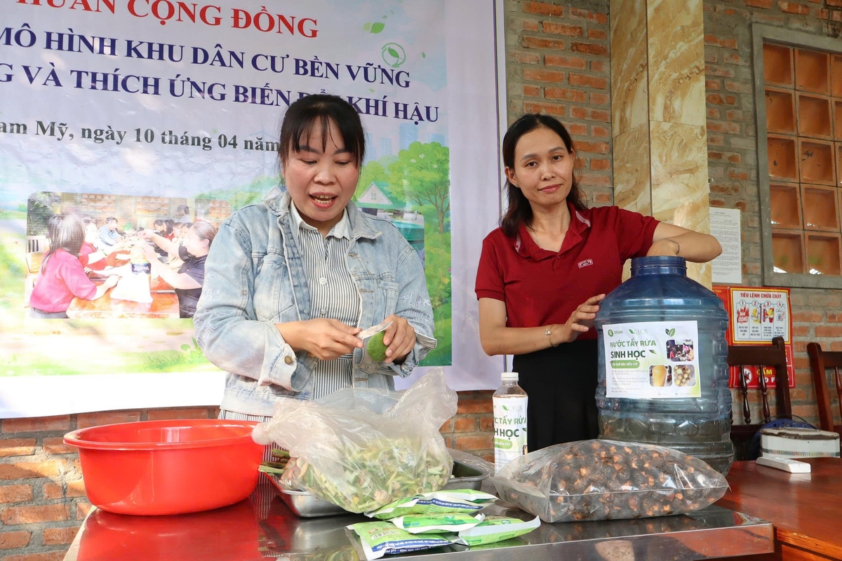 Hướng dẫn người dân thôn Nam Mỹ, phường Hải Vân thực hành tái chế rác hữu cơ làm nước tẩy rửa sinh học. Ảnh: L.A.