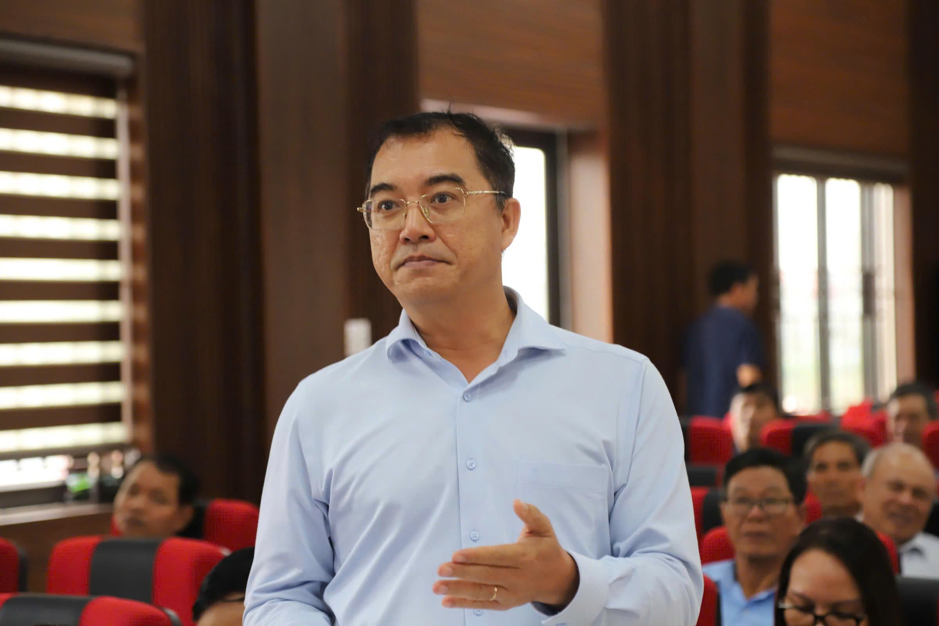 Mai Xuan Thinh, CEO of Red Dragon Fruit Co., outlines strict export market requirements for farmers. Photo: Dinh Muoi.