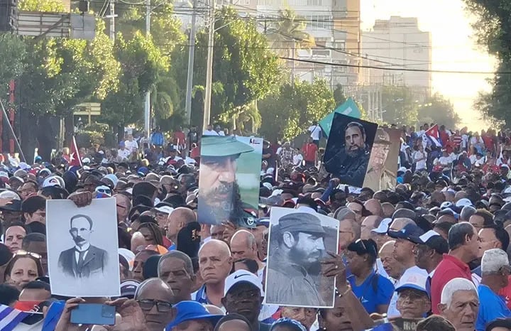 Hàng nghìn người dân Cuba kỷ niệm 65 năm ngày tuyên bố bản chất xã hội chủ nghĩa của Cách mạng vào hôm 16/4. Ảnh: CubaSi.