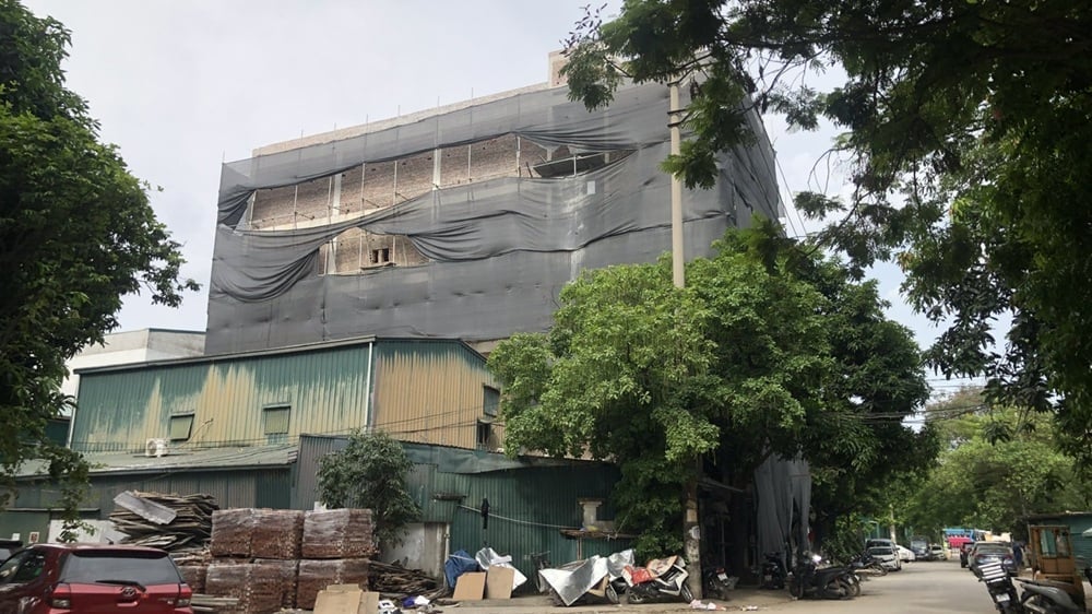 Nhiều công trình đồ sộ được xây dựng tại Cụm công nghiệp Tân Triều. Ảnh: Phạm Thiệu.