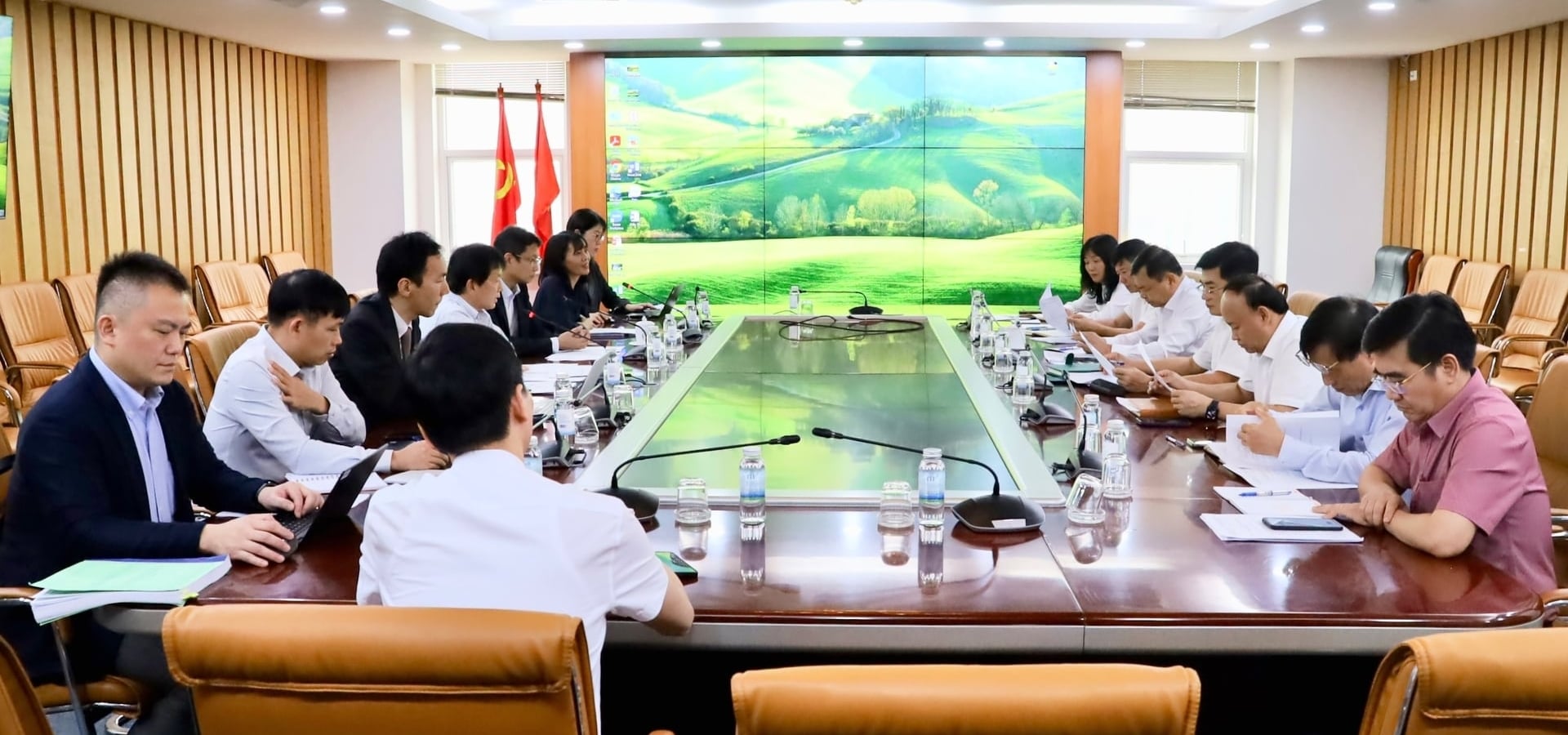 Toàn cảnh buổi làm việc giữa Thứ trưởng Nguyễn Hoàng Hiệp và Phó Đại diện Văn phòng JICA tại Việt Nam. Ảnh: Phương Linh.
