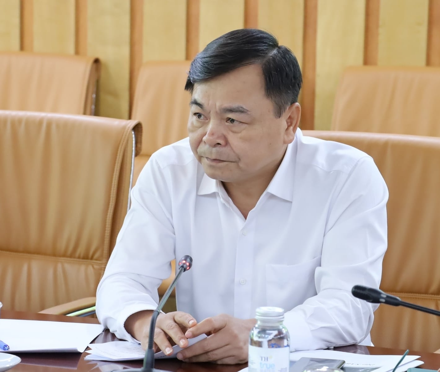 Thứ trưởng Nguyễn Hoàng Hiệp trao đổi với JICA các vướng mắc về thủ tục và đấu thầu liên quan đến Dự án JICA3. Ảnh: Phương Linh.