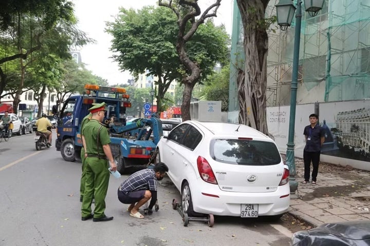 Công an phường Cửa Nam dẹp vi phạm trật tự đô thị tại nhiều 'điểm nóng' trong sáng 20/4.