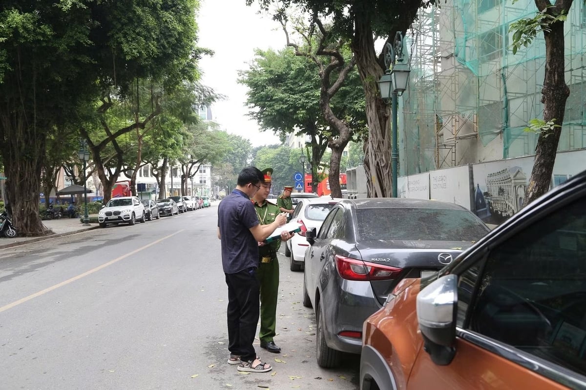 Tổ công tác Công an phường Cửa Nam tăng cường ra quân xử lý các trường hợp vi phạm.