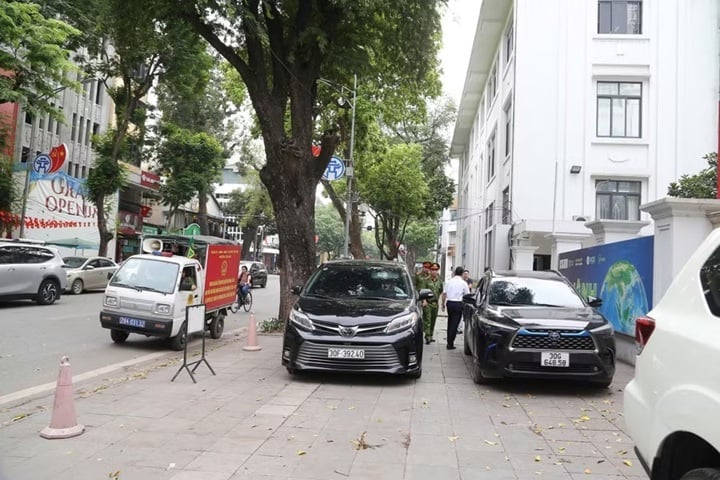 Công an phường Cửa Nam tuyên truyền, nhắc nhở trường hợp lái xe dừng đỗ trên vỉa hè.