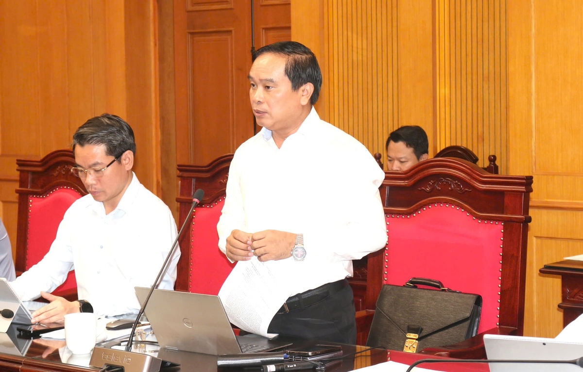 Lãnh đạo UBND phường Cam Đường báo cáo tại cuộc họp về những khó khăn tồn tại trong công tác giải phóng mặt bằng cần được tháo gỡ. Ảnh: Thảo Châu.
