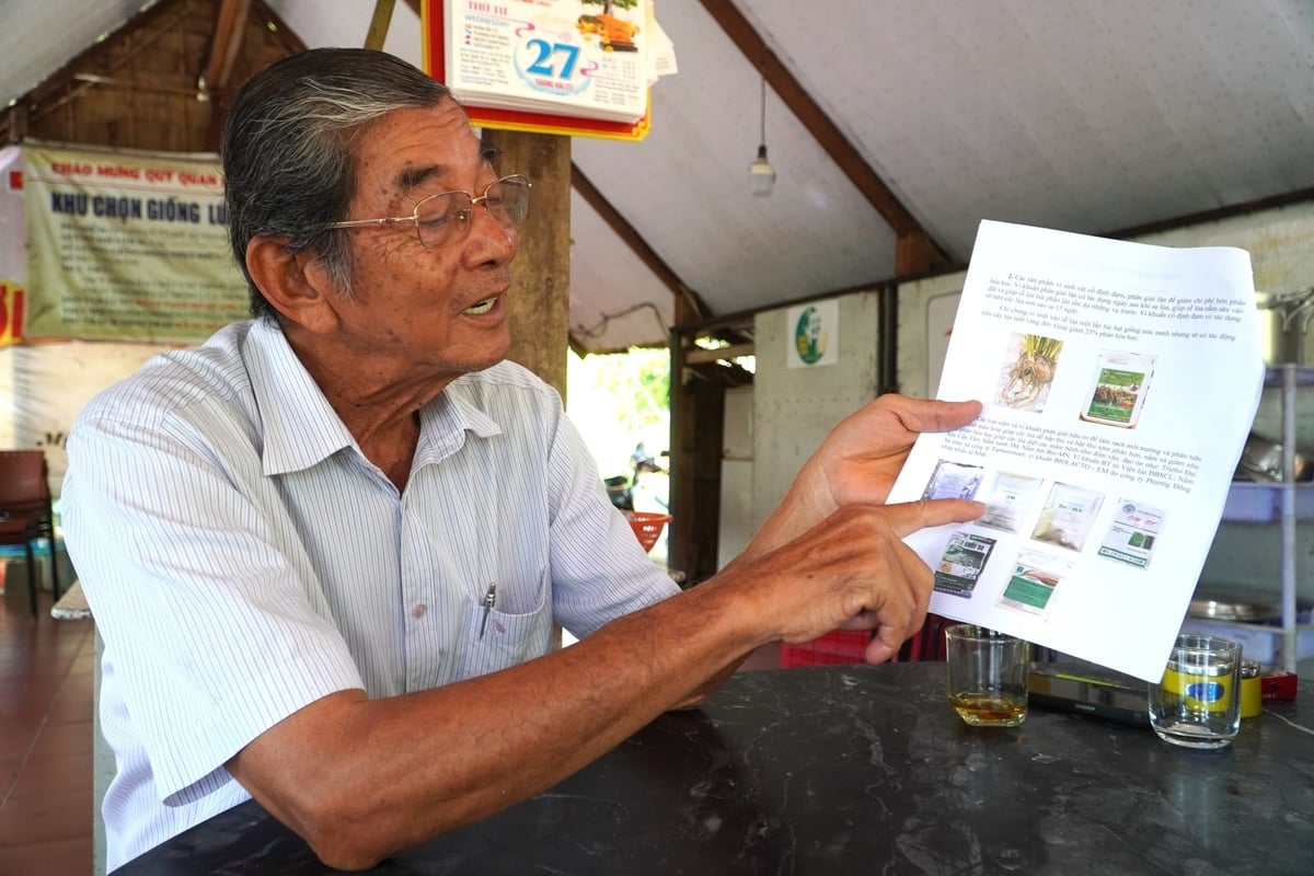 Ho Quang Cua, an alumnus of Can Tho University, is acting as a 'messenger,' bringing the university’s scientific research into practice across the rice–shrimp farming regions. Photo: Kim Anh.