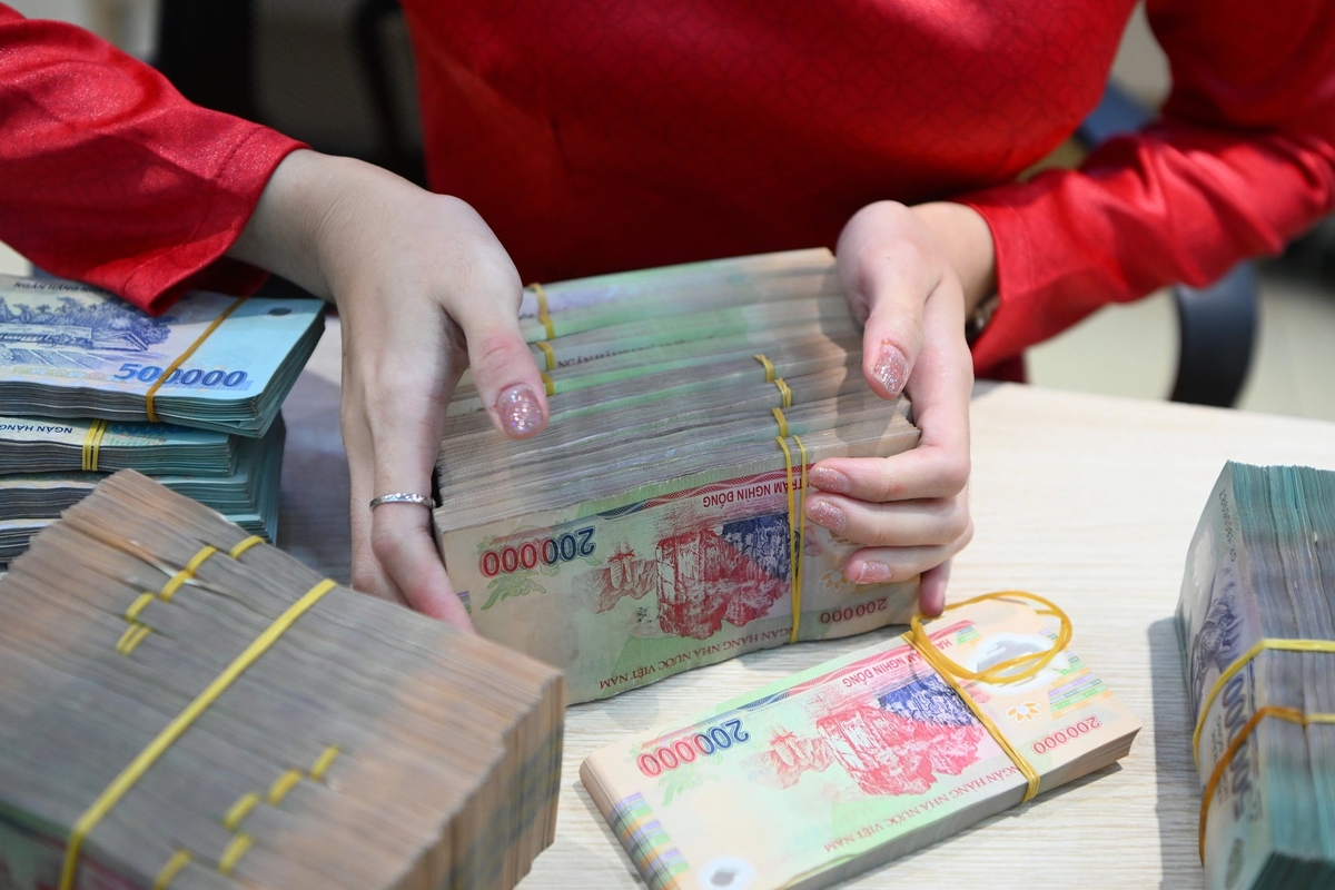 Giao dịch tiền mặt tại một ngân hàng. Ảnh: Giang Huy.