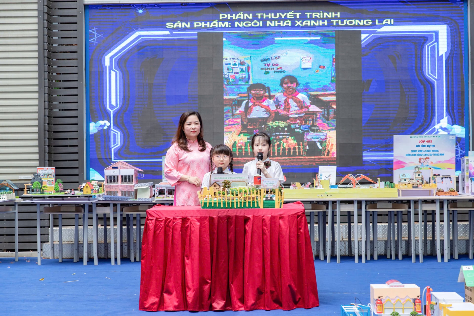 Mô hình 'Ngôi nhà xanh tương lai' của nhóm học sinh Trường Tiểu học Lê Văn Tám. Ảnh: Mai Đan.