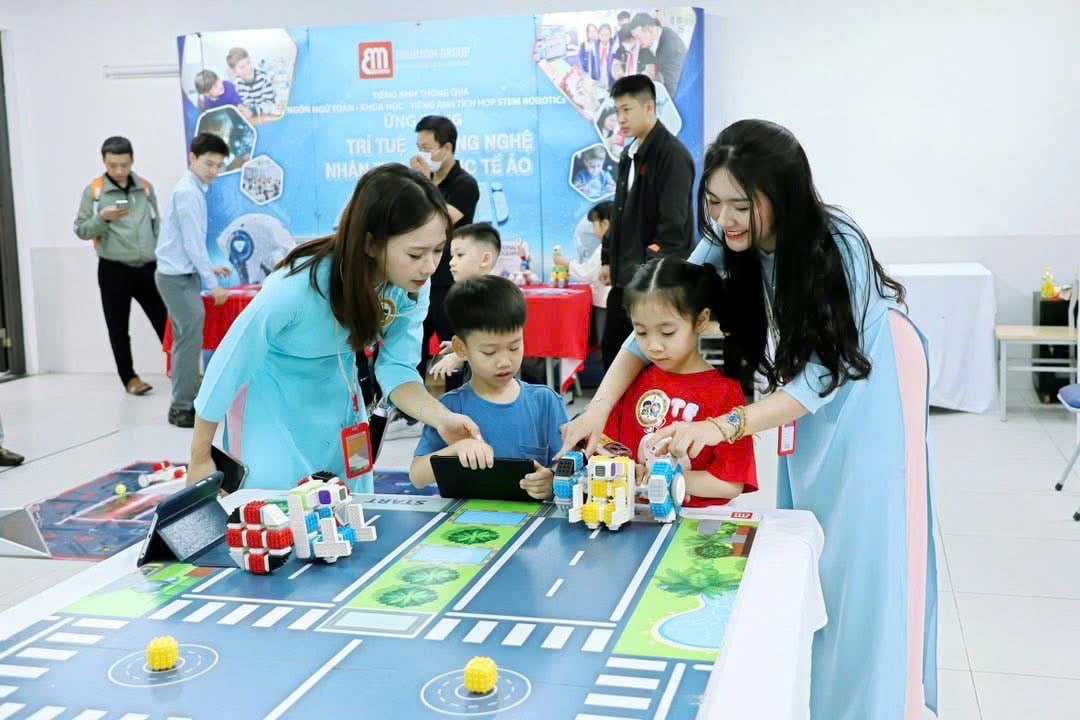 Theo cô Vũ Thị Ánh Tuyết - Hiệu trưởng Trường Tiểu học Nguyễn Viết Xuân, các hoạt động STEM Robotics giúp học sinh 'học mà chơi, chơi mà học'. Ảnh: Thùy Dung.