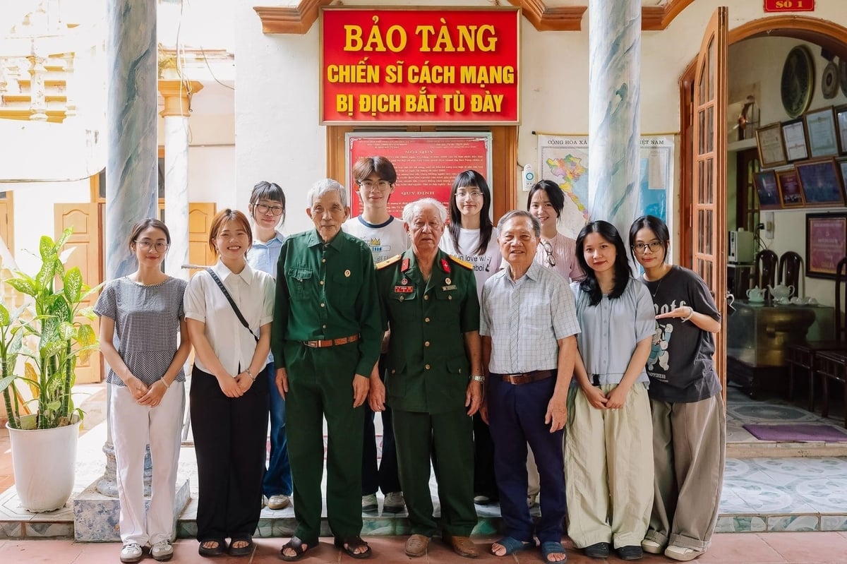 Nhóm sinh viên dự án 'Chuyện thời bình' chụp ảnh cùng Ban Quản lý Bảo tàng Chiến sĩ cách mạng bị địch bắt tù đày sau buổi trò chuyện và ghi nhận tư liệu. Ảnh: BTC.