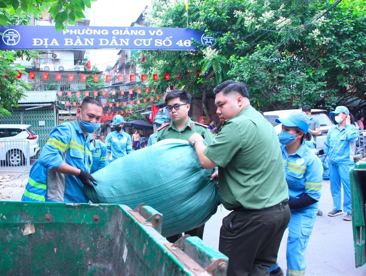 Nhiều phế thải, chân rác tồn đọng tại khu vực ngõ 12 phố Nguyên Hồng được lực lượng chức năng xử lý triệt để. Ảnh: TT.