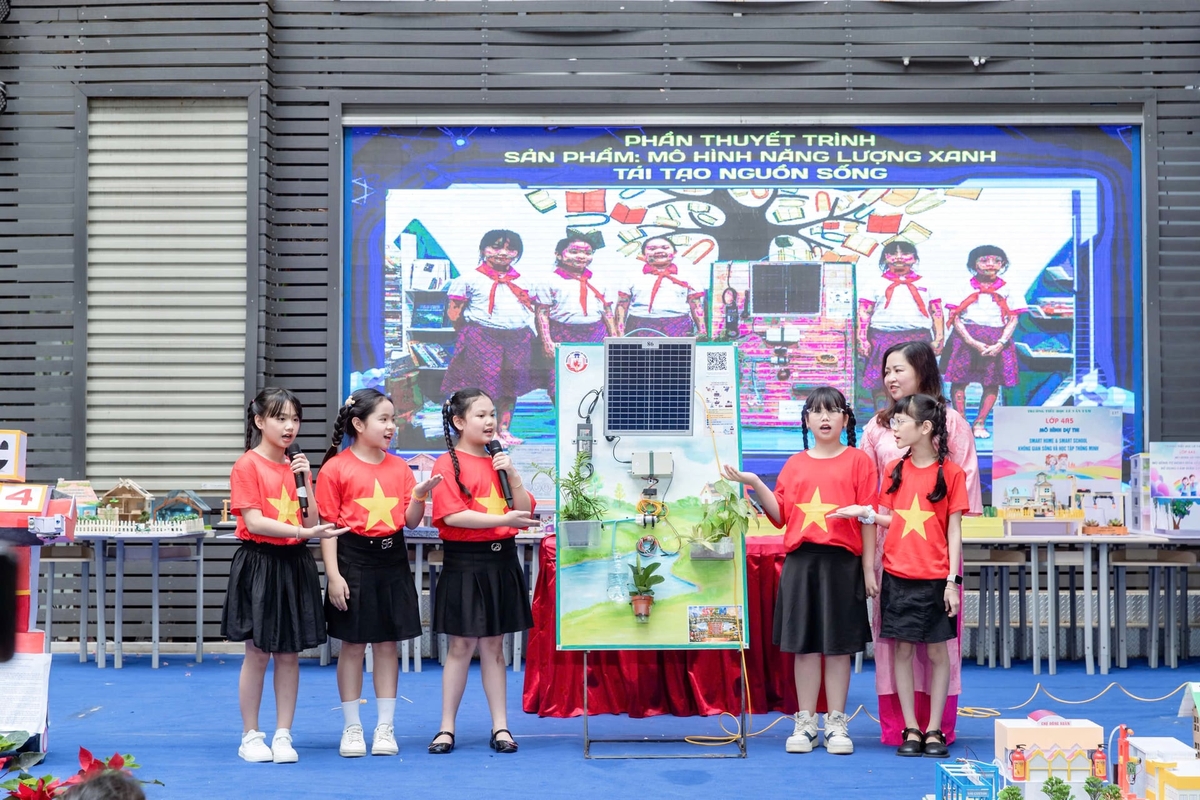 Nhóm học sinh lớp 3A5 Trường Tiểu học Lê Văn Tám tự tin thuyết trình sản phẩm 'Mô hình năng lượng xanh tái tạo nguồn sống'. Ảnh: Mai Đan.