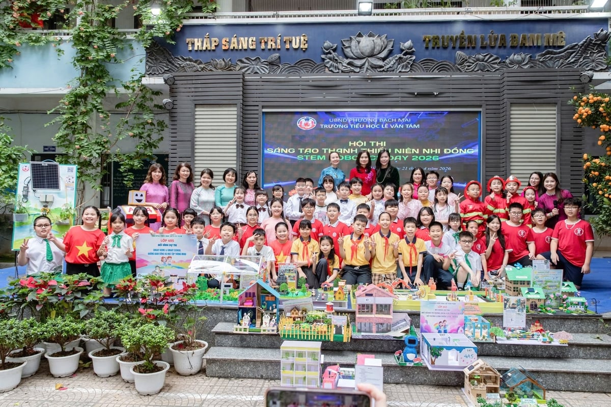 Sáng 21/4, Trường Tiểu học Lê Văn Tám tổ chức Hội thi Sáng tạo STEM Robotics với sự tham gia của 45 nhóm có sản phẩm tiêu biểu. Ảnh: Thùy Dung.
