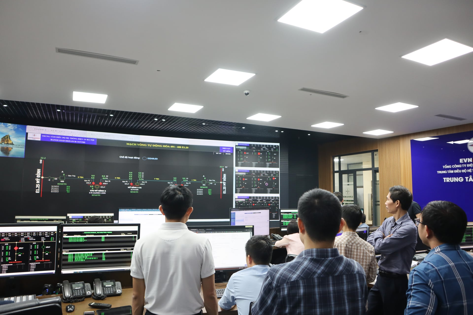 Cán bộ kỹ thuật EVNHANOI theo dõi, vận hành hệ thống tại Trung tâm Điều độ Hệ thống điện TP Hà Nội. Ảnh: EVNHANOI.