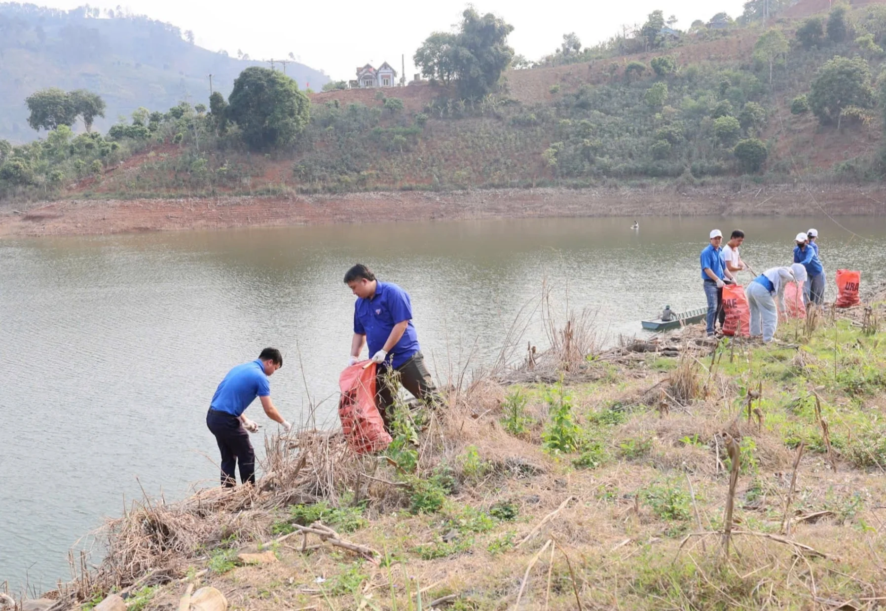 Đoàn viên, thanh niên Sở Nông nghiệp và Môi trường tích cực triển khai các hoạt động bảo vệ môi trường, nguồn nước. Ảnh: Nguyễn Nga.