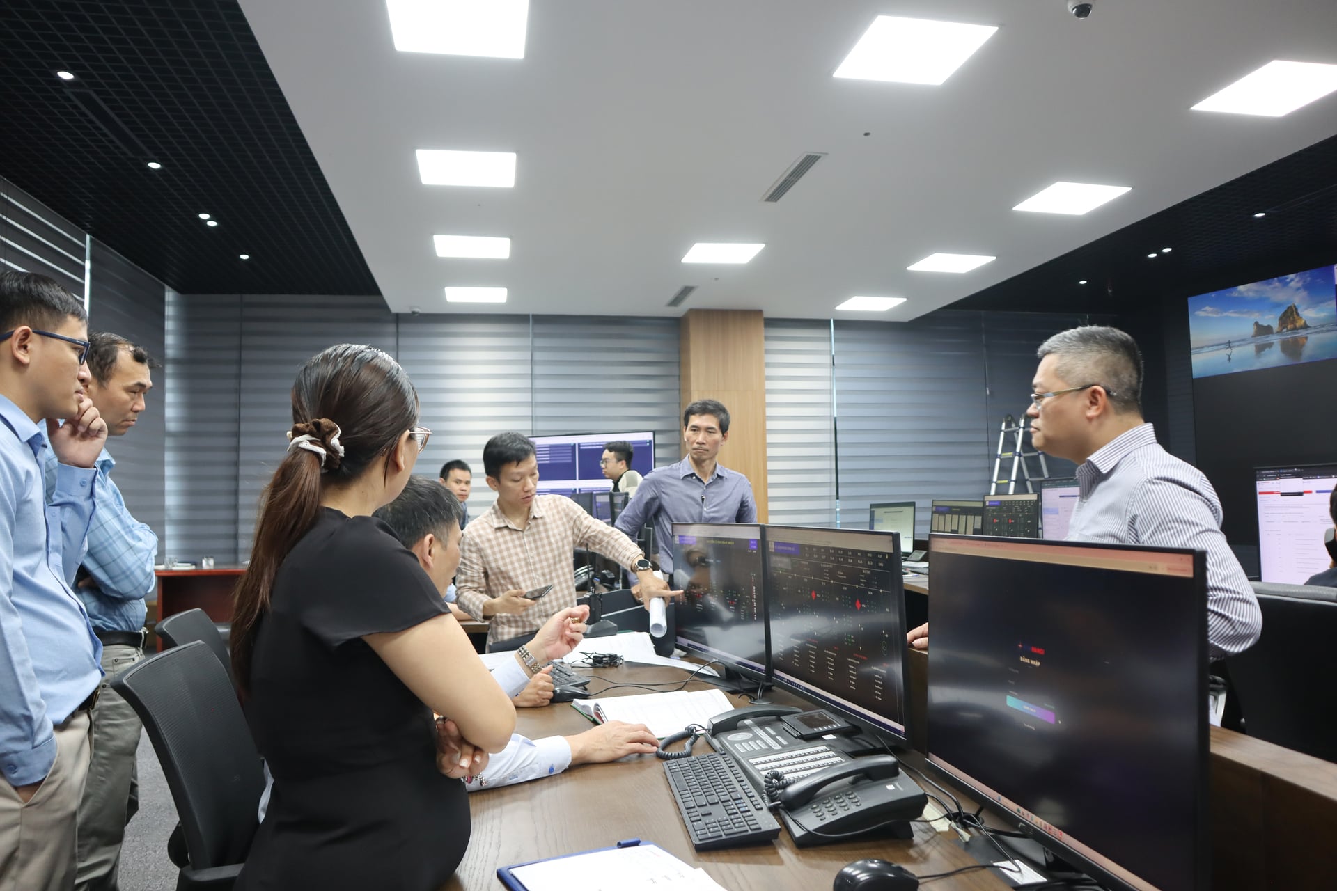 Trao đổi, phối hợp vận hành các tính năng trong quá trình thử nghiệm mạch tự động hóa. Ảnh: EVNHANOI.