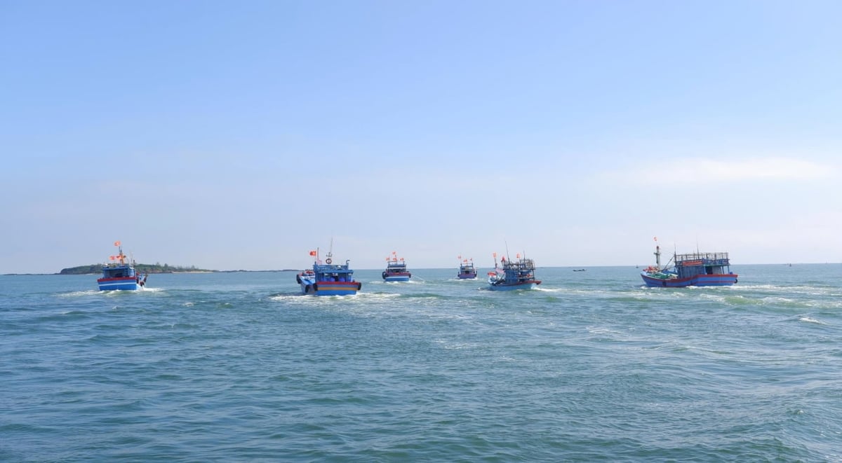 Đội tàu đánh bắt xa bờ của ngư dân Việt Nam, kiên cường bám biển giữ vững chủ quyền. Ảnh: Huỳnh Thế Điểu.