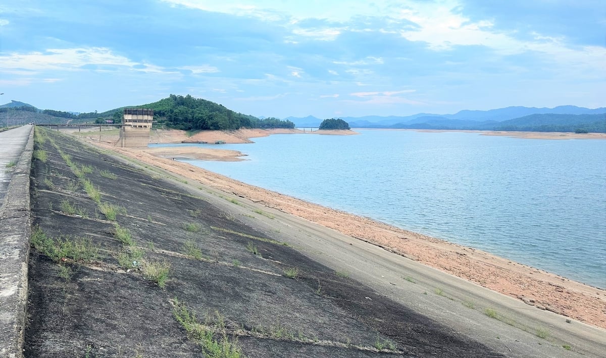 Water levels in many reservoirs are lower than the multi-year average, putting pressure on irrigation supply for the summer–autumn crop. Photo: Thanh Nga.