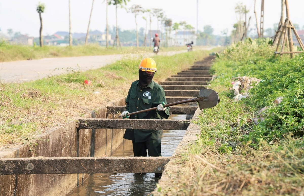 Workers of Ha Tinh One Member Limited Liability Irrigation Company regulate water to combat drought. Photo: Thanh Nga.